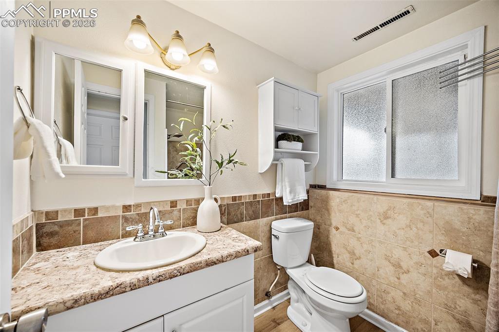 Image 25 of 48: Bathroom