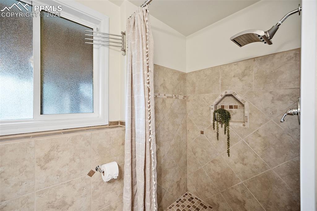 Image 26 of 48: Bathroom