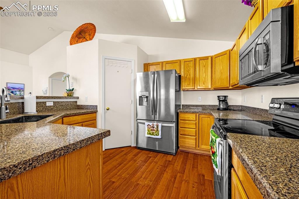 Image 10 of 46: Kitchen