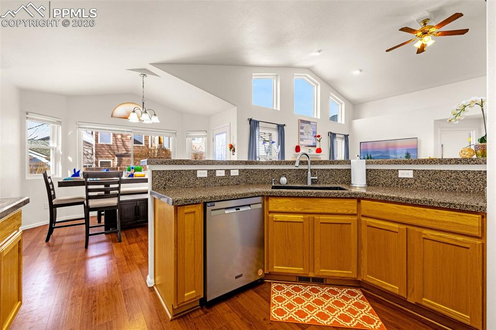 Image 11 of 46: Kitchen