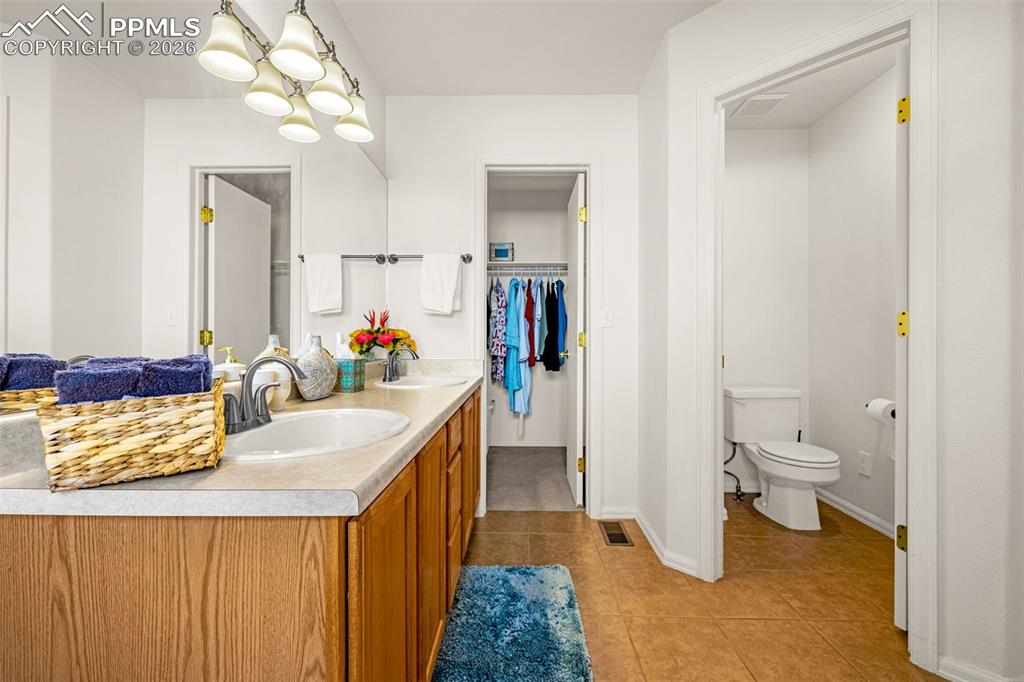 Image 21 of 46: Bathroom