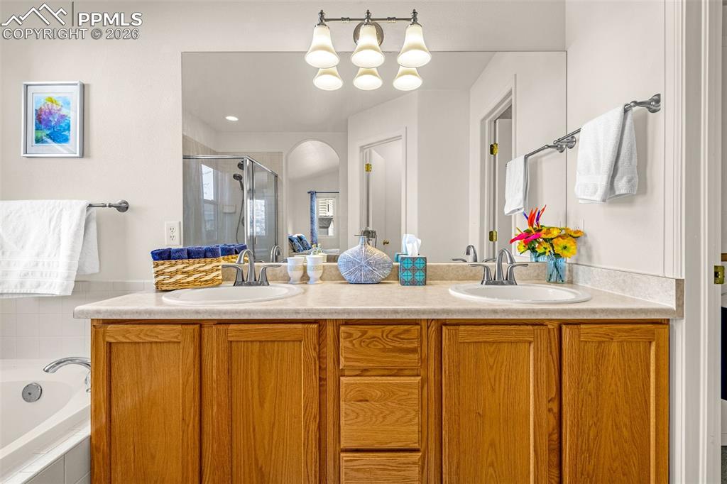 Image 22 of 46: Bathroom