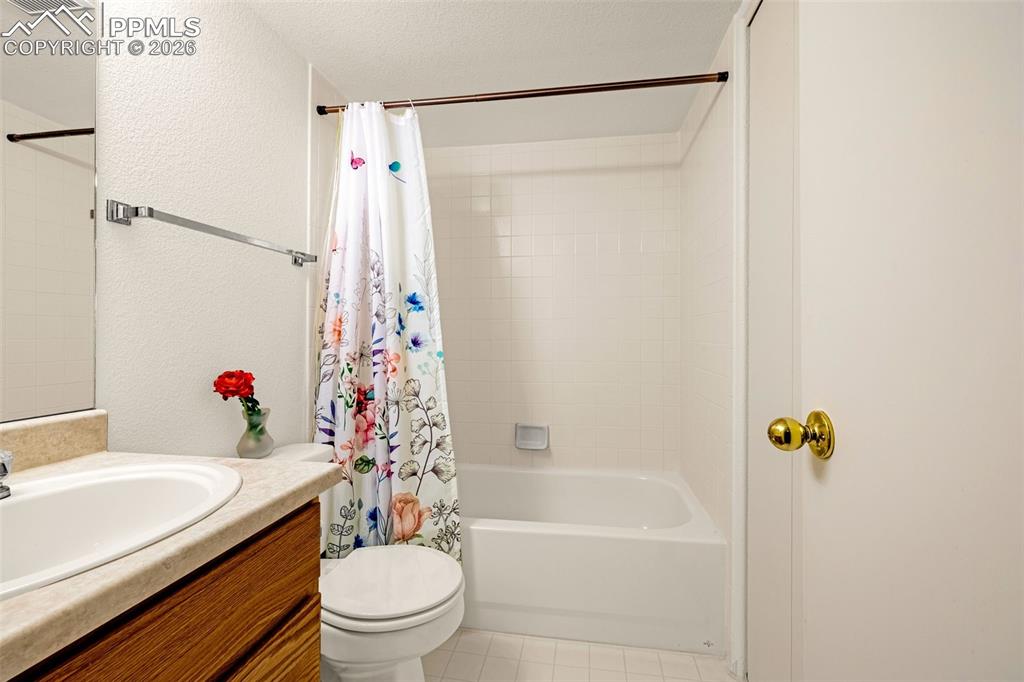 Image 32 of 46: Bathroom