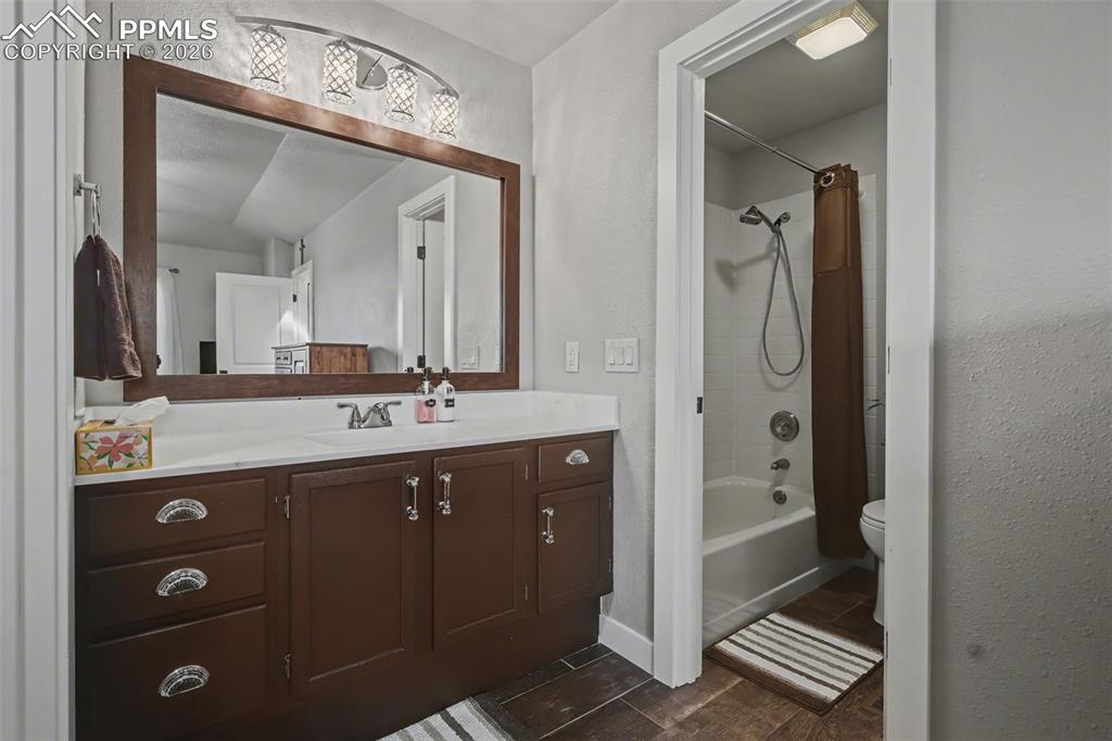 Image 30 of 41: Bathroom