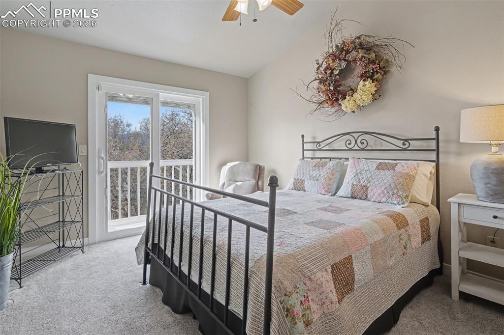 Image 31 of 41: Bedroom