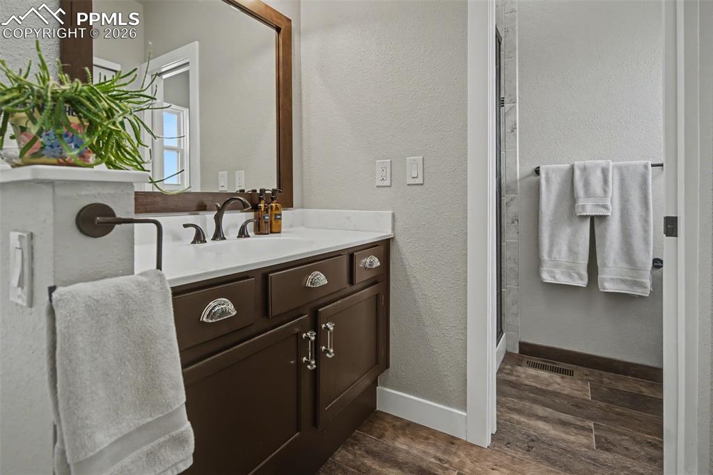 Image 33 of 41: Bathroom