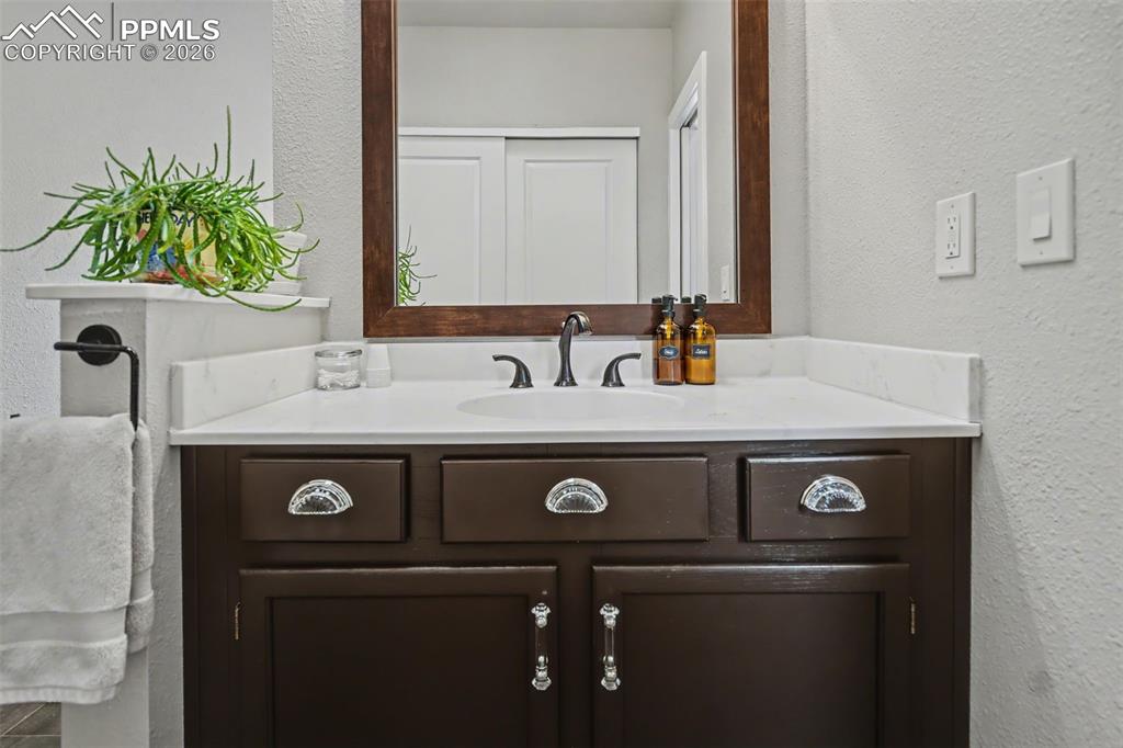 Image 34 of 41: Bathroom