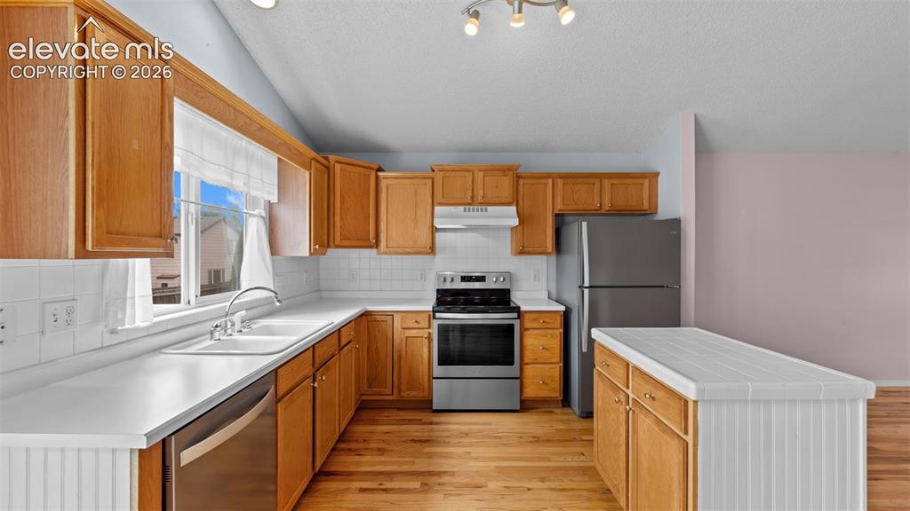 Image 10 of 32: Kitchen
