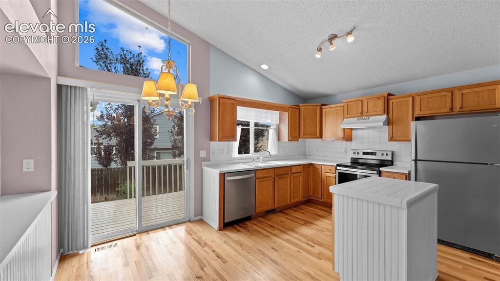 Image 11 of 32: Kitchen