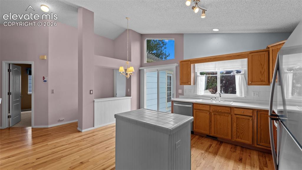 Image 12 of 32: Kitchen