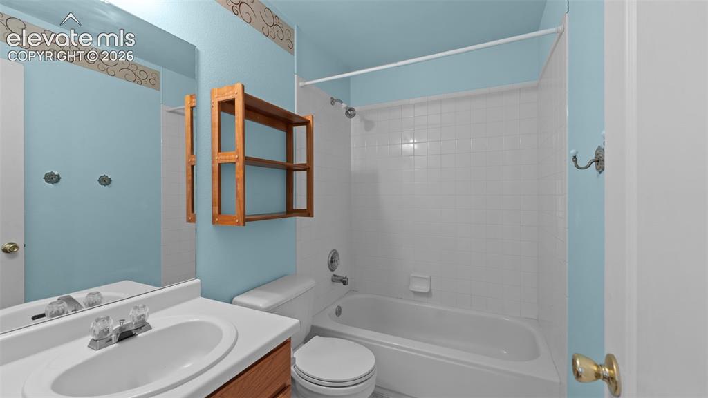 Image 13 of 32: Bathroom