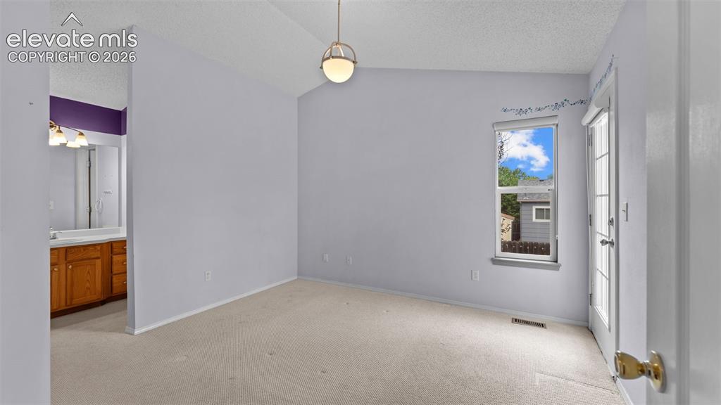 Image 16 of 32: Bedroom