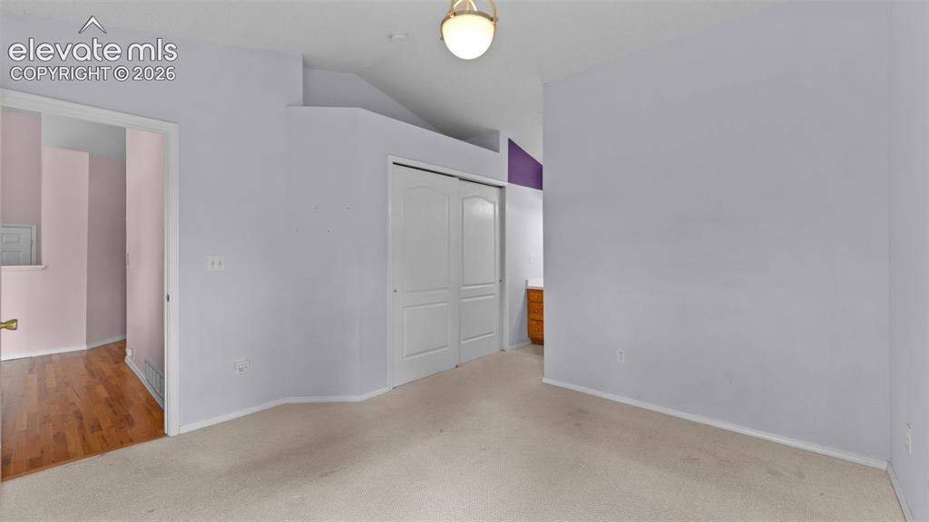 Image 17 of 32: Bedroom