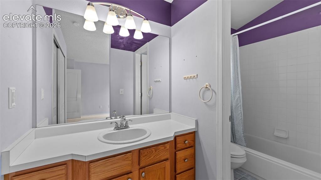 Image 18 of 32: Bathroom
