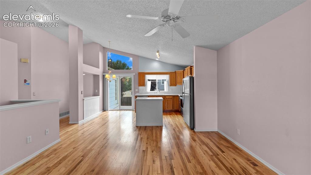 Image 5 of 32: Kitchen