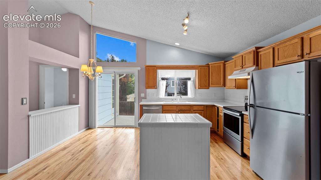 Image 8 of 32: Kitchen