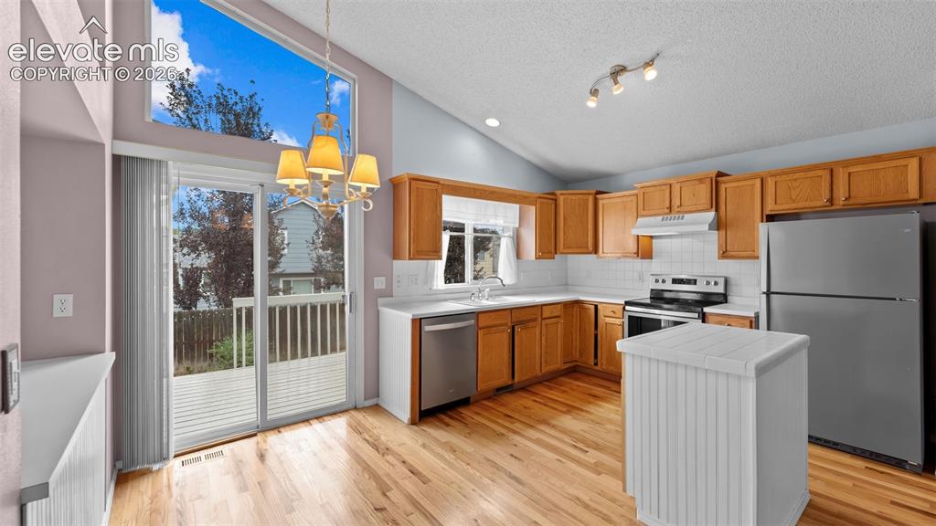 Image 9 of 32: Kitchen