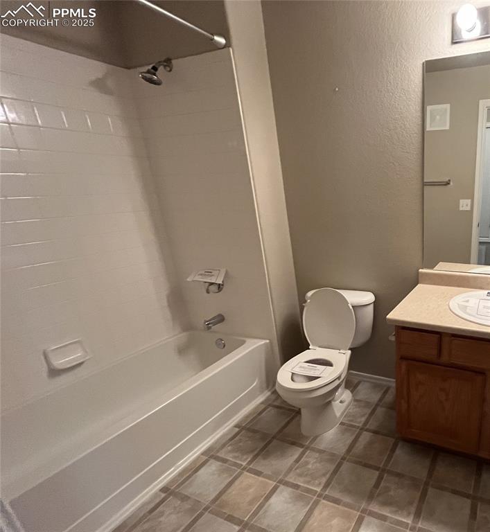 Image 12 of 16: Bathroom