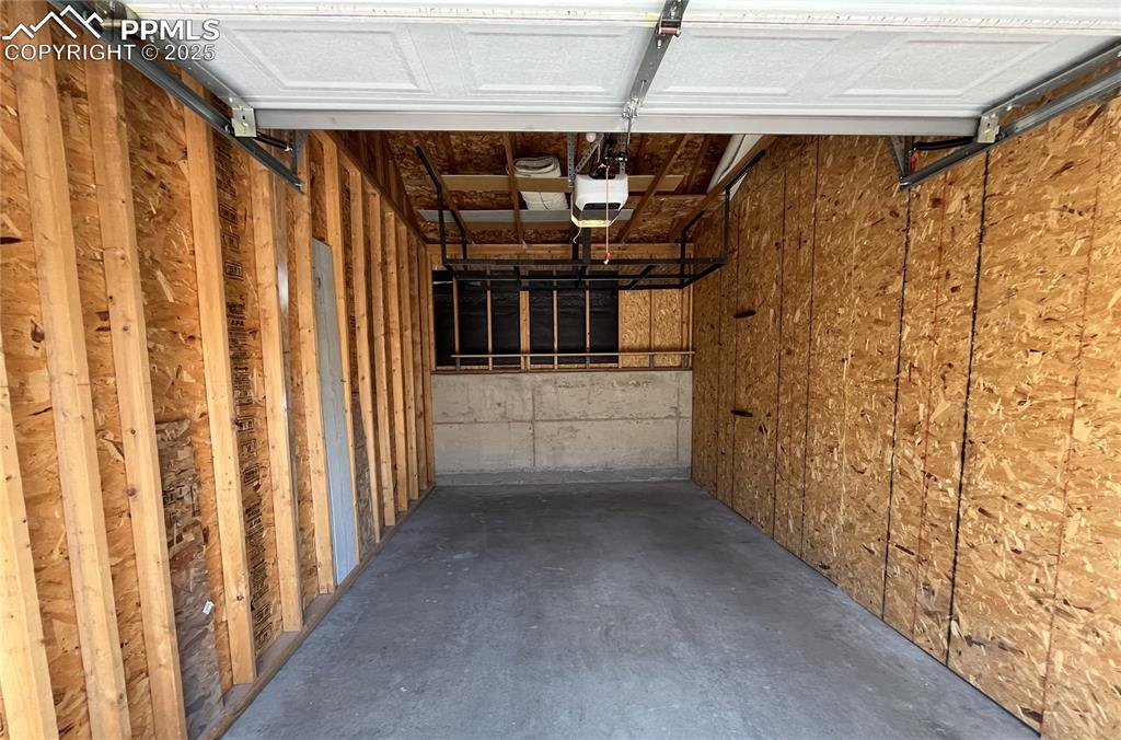 Image 16 of 16: Garage