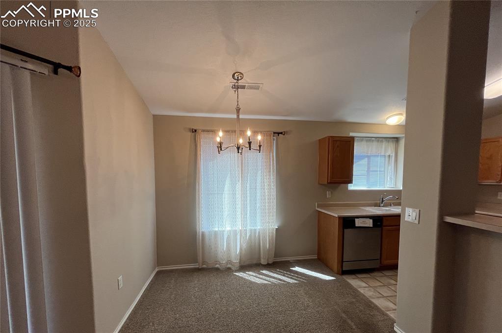 Image 5 of 16: Dining Area