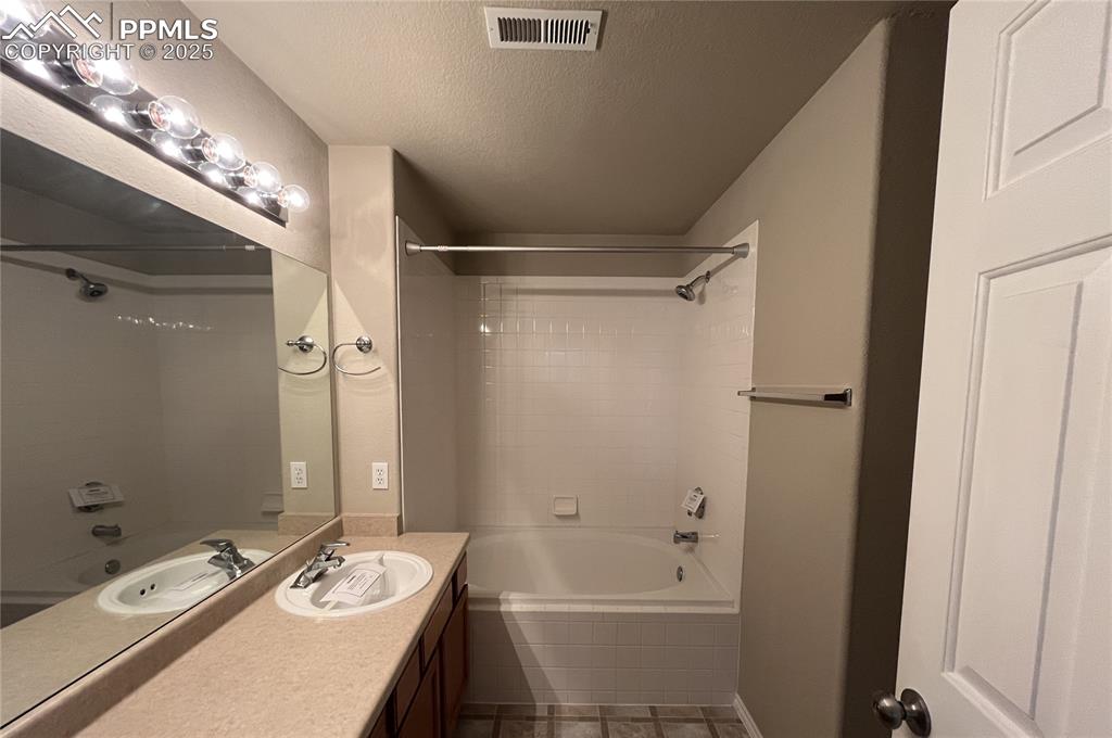 Image 9 of 16: Bathroom