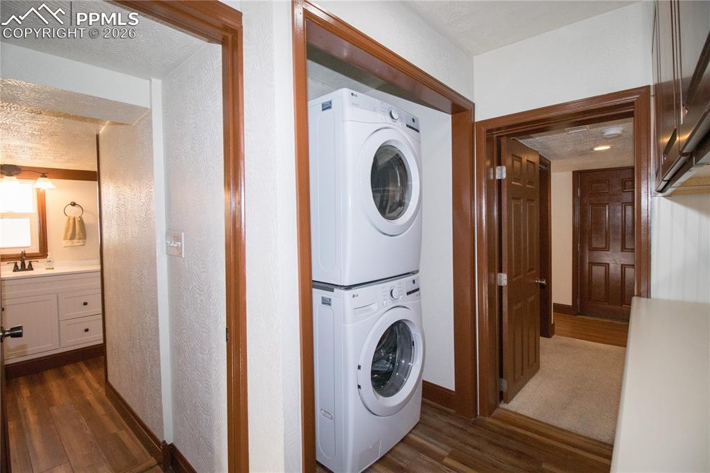 Image 13 of 30: Laundry