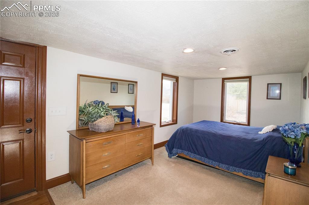 Image 21 of 30: Bedroom