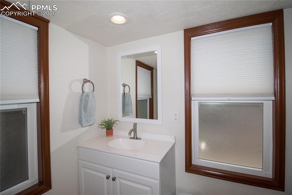 Image 22 of 30: Bathroom