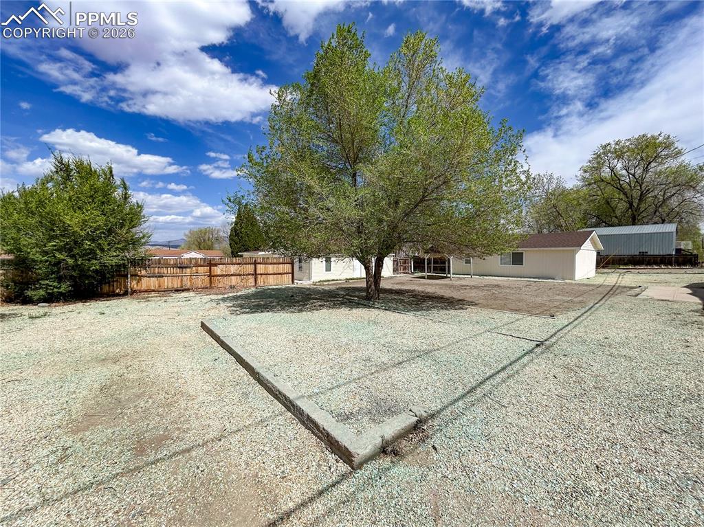 Image 28 of 30: Yard