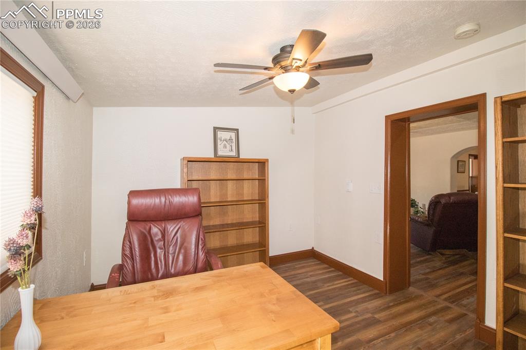 Image 7 of 30: Office