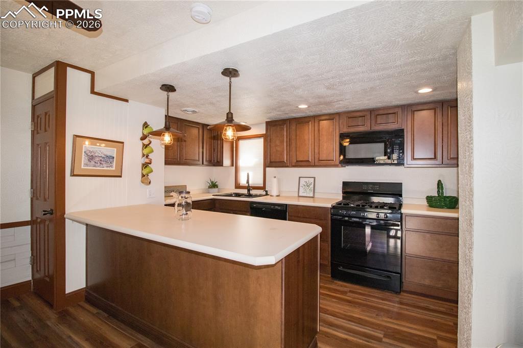 Image 8 of 30: Kitchen