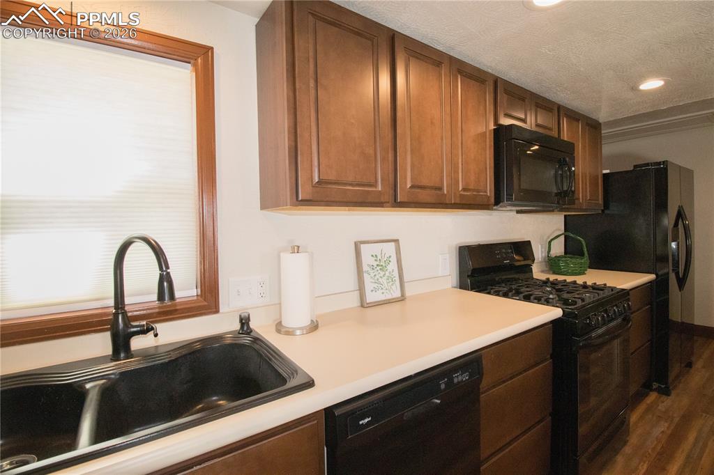 Image 9 of 30: Kitchen