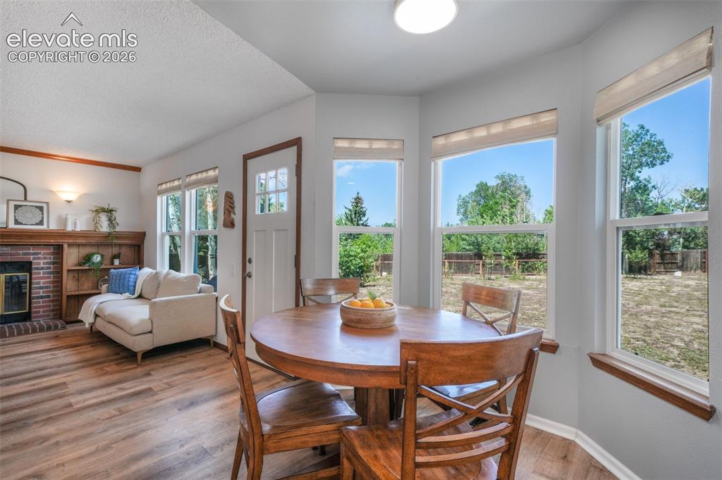 Image 18 of 50: Dining Area
