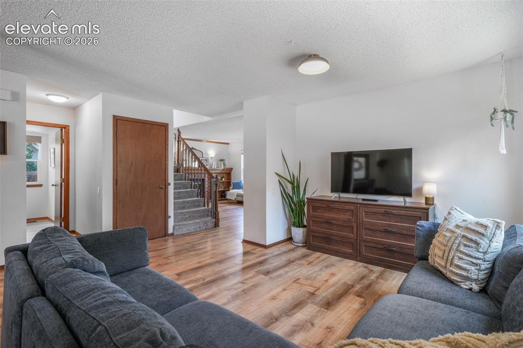 Image 8 of 50: Living Room