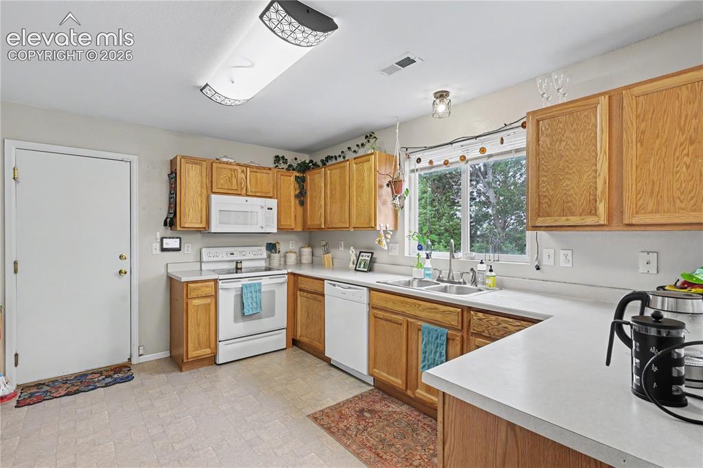 Image 17 of 36: Kitchen