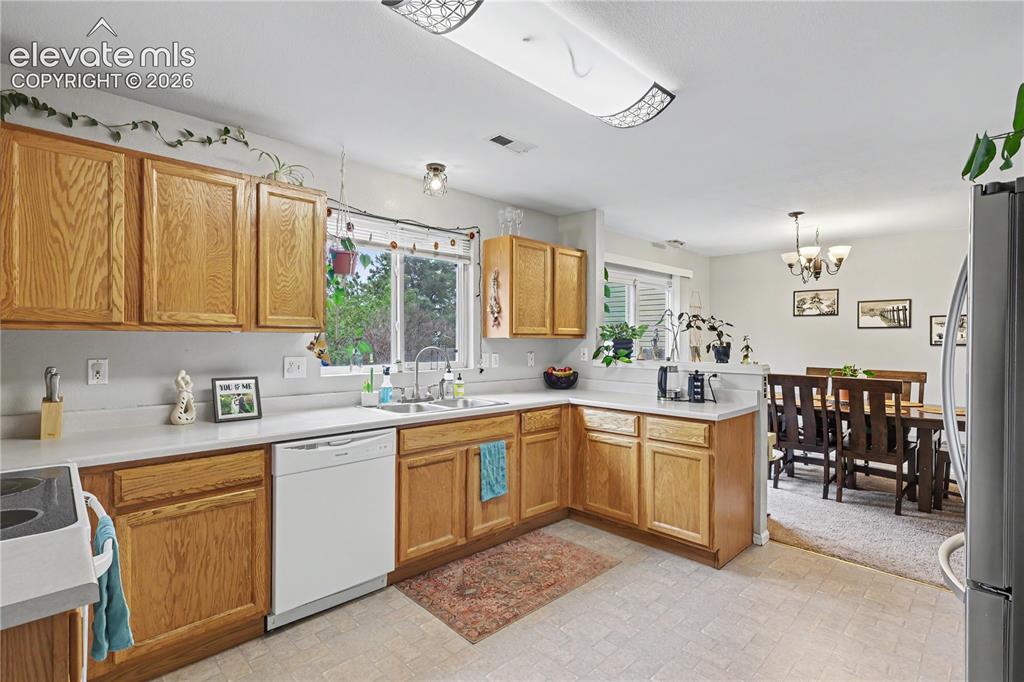 Image 18 of 36: Kitchen