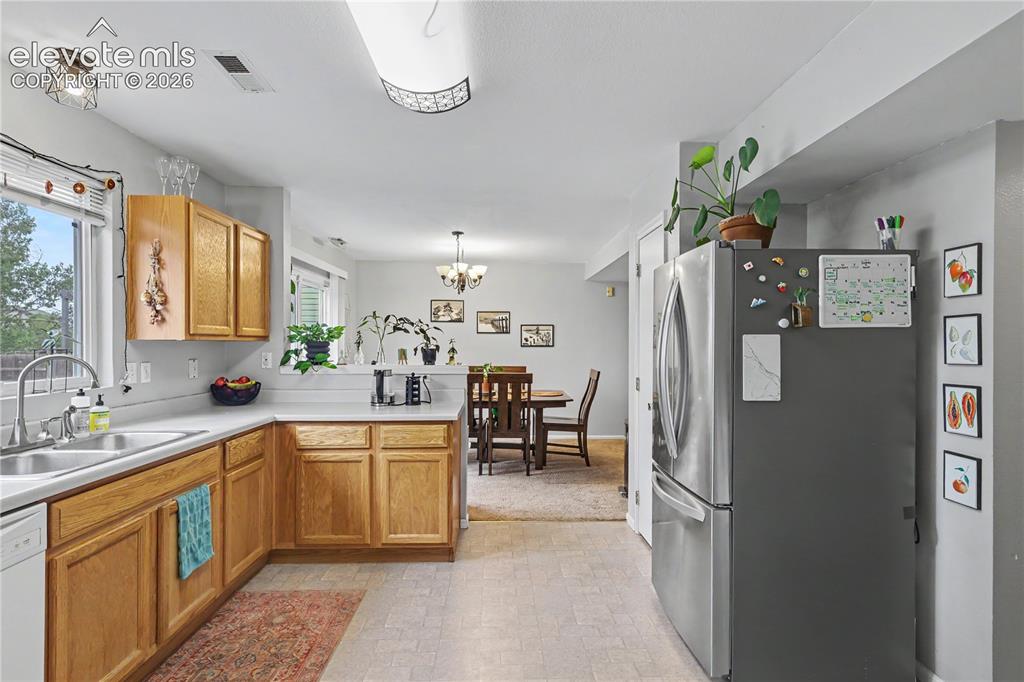 Image 19 of 36: Kitchen