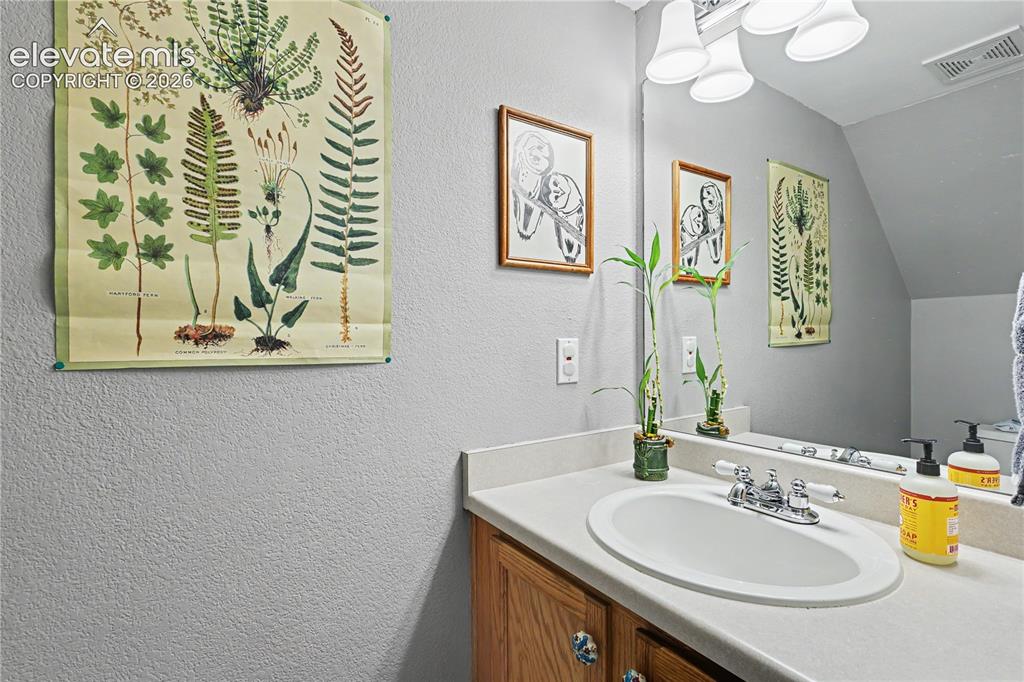 Image 20 of 36: Bathroom