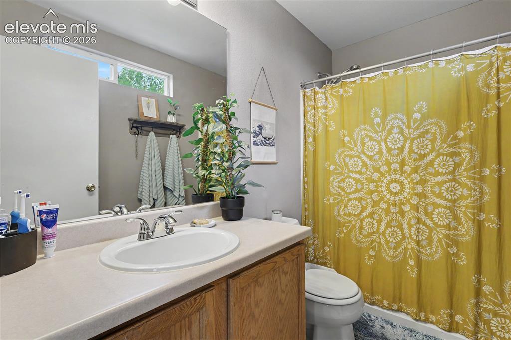 Image 32 of 36: Bathroom