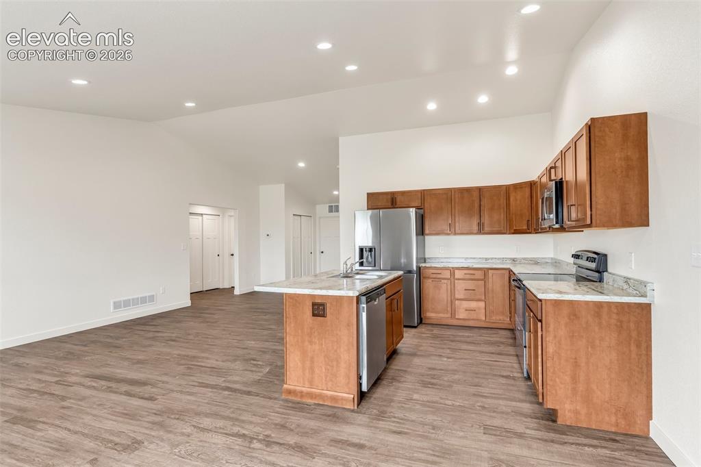 Image 14 of 32: Kitchen
