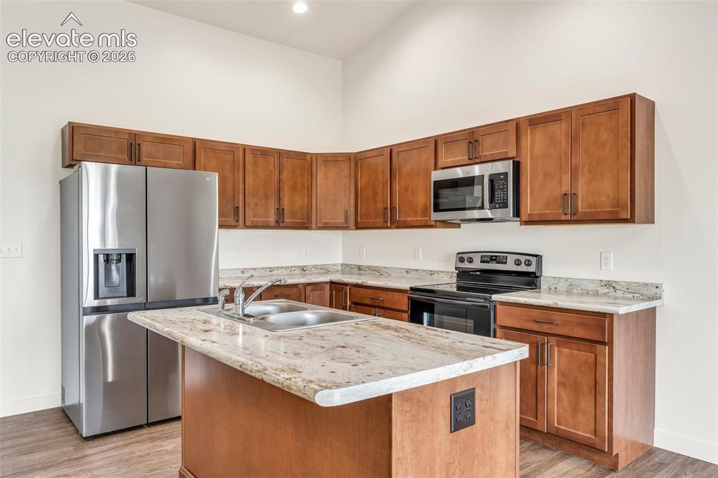 Image 15 of 32: Kitchen