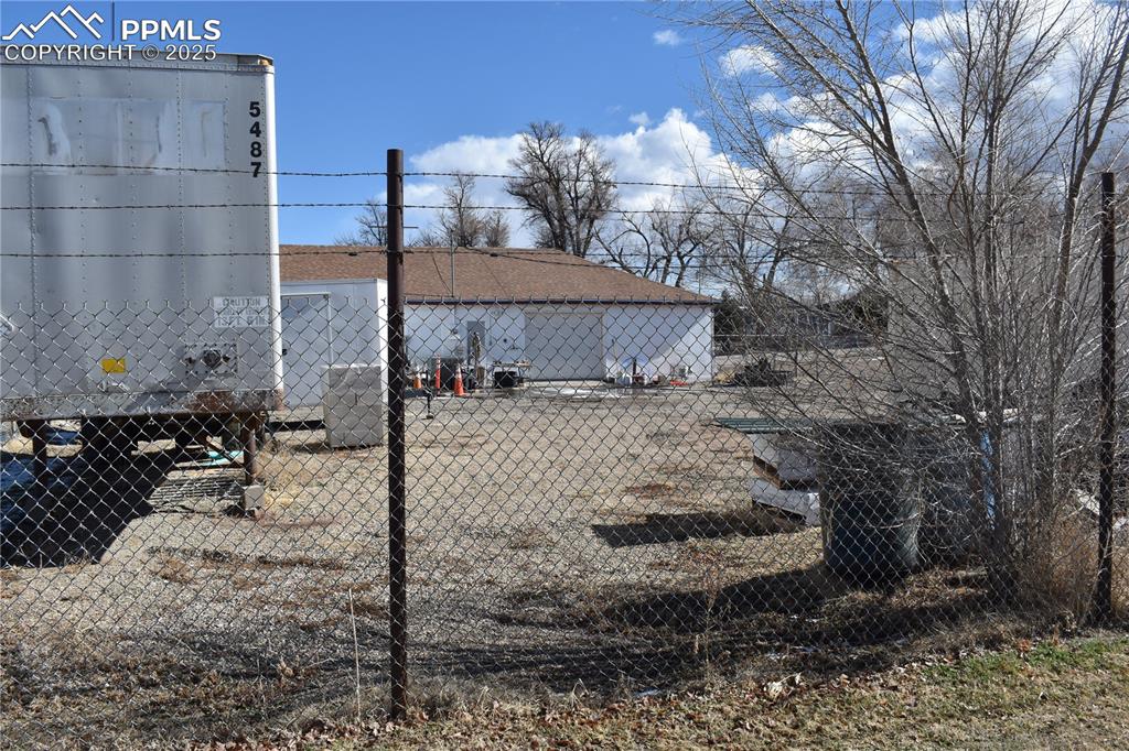 Image 2 of 23: View of yard