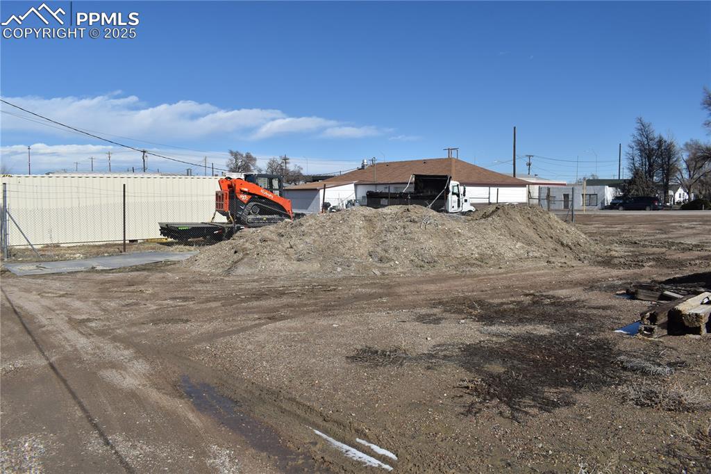 Image 4 of 23: View of yard