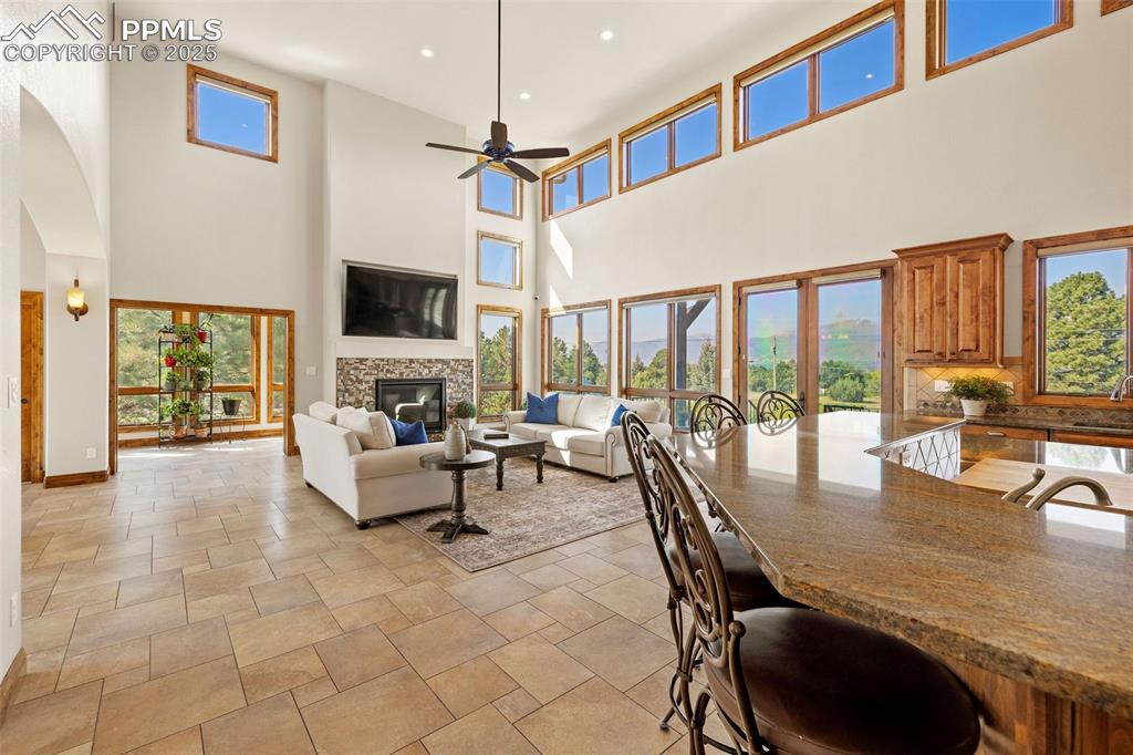 Image 11 of 50: Dining Area