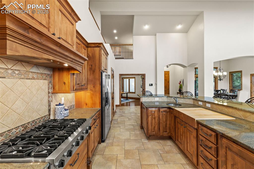 Image 14 of 50: Kitchen