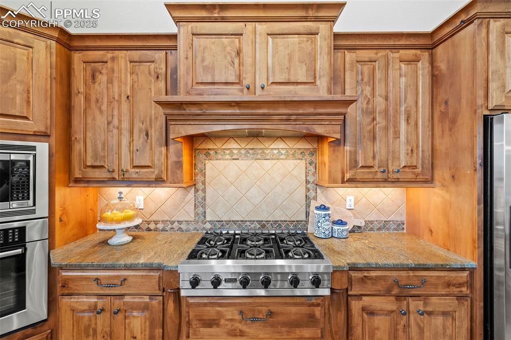 Image 15 of 50: Kitchen