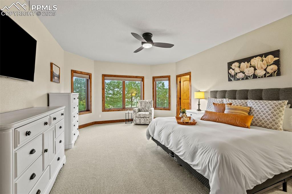 Image 21 of 50: Bedroom