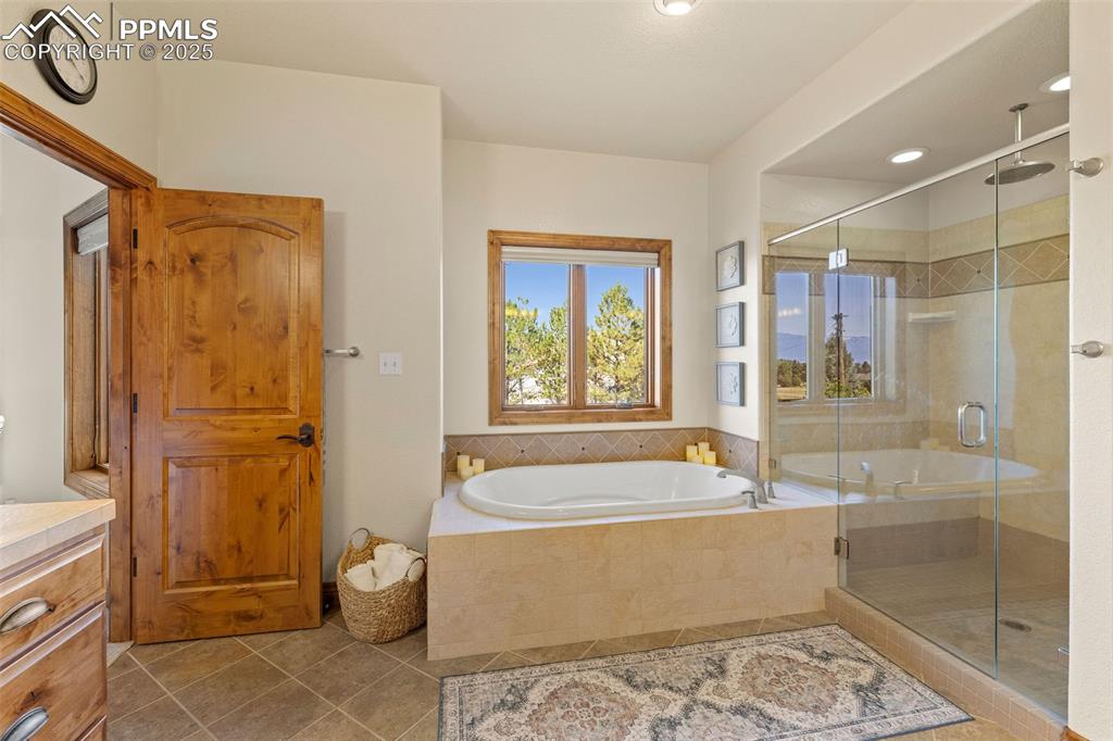 Image 22 of 50: Bathroom