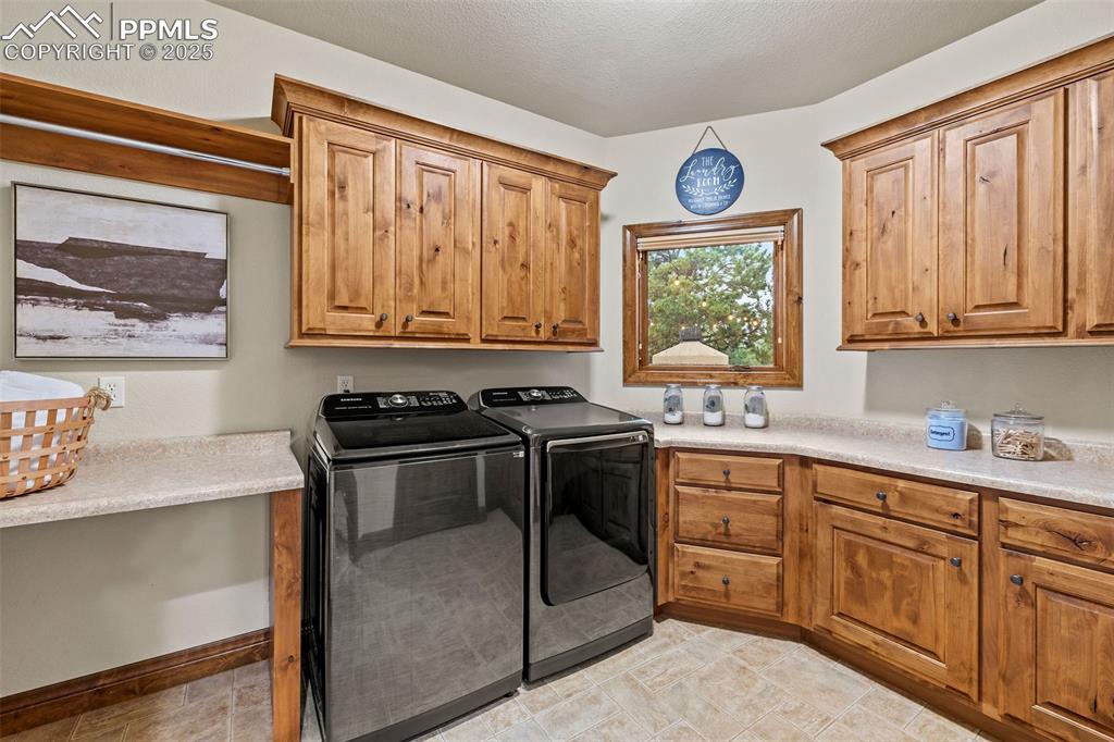 Image 27 of 50: Laundry