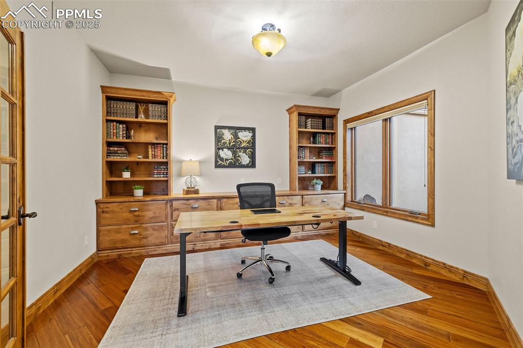 Image 28 of 50: Office